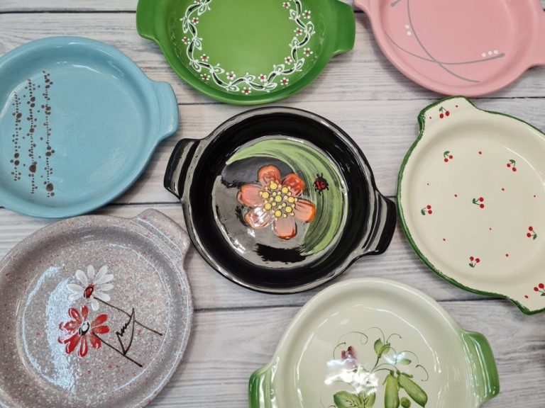 Как называют людей которые делают глиняную и керамическую посуду. Лепка из глины на гончарном круге. Гончар изготавливающий глиняную посуду 9. Гончар керамист узбекистан. Человек который изготавливает глиняную посуду.